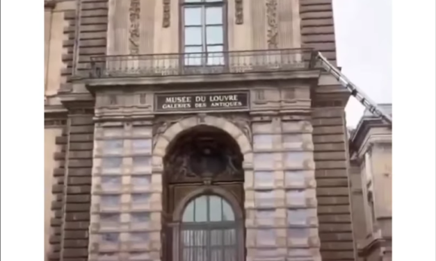Robo de película en el Museo del Louvre: asaltantes usan camión con brazo mecánico