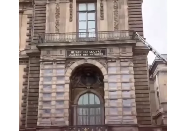 Robo de película en el Museo del Louvre: asaltantes usan camión con brazo mecánico