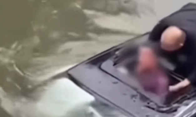 Héroe en China: hombre se lanza al río para rescatar a un conductor atrapado