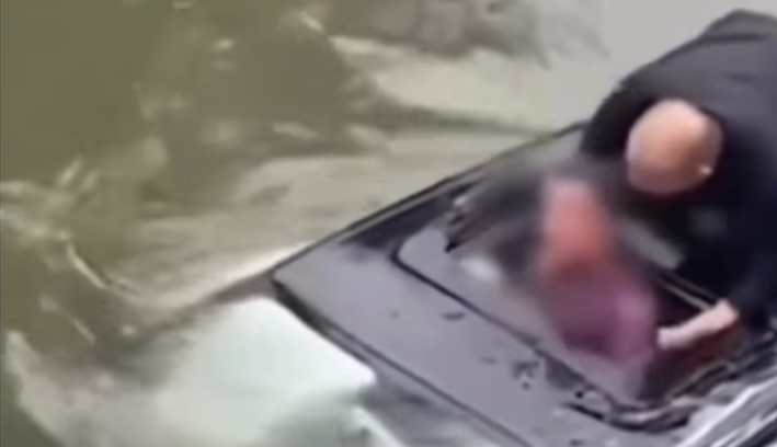 Héroe en China: hombre se lanza al río para rescatar a un conductor atrapado