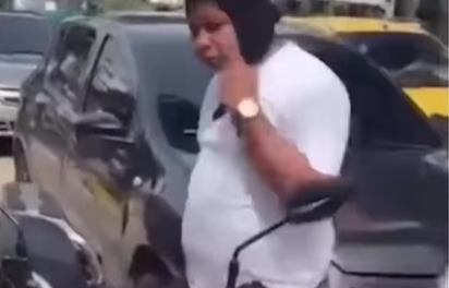 Pareja de motociclistas protagoniza acalorada discusión con agente de tránsito