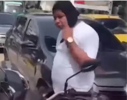Pareja de motociclistas protagoniza acalorada discusión con agente de tránsito