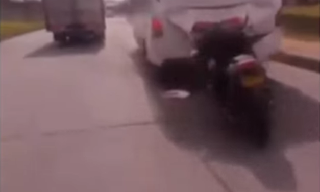 Motociclista imprudente choca con buseta en la Autopista Sur