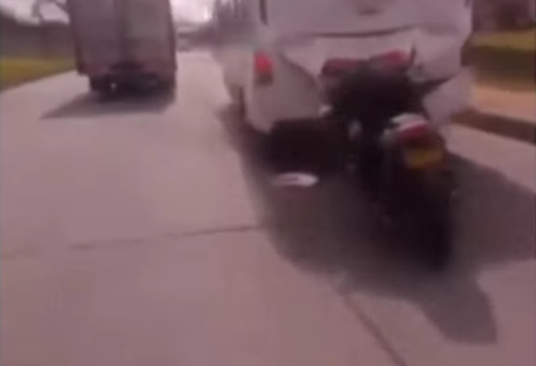 Motociclista imprudente choca con buseta en la Autopista Sur