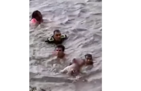 Dramático rescate de una madre y su hija en un caño de Bogotá