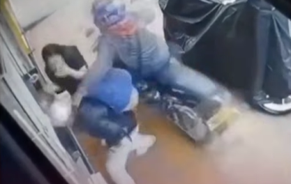 Ladrón intentó robar una gorra en Bogotá y terminó atropellado por un camión