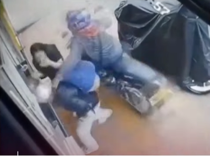 Ladrón intentó robar una gorra en Bogotá y terminó atropellado por un camión