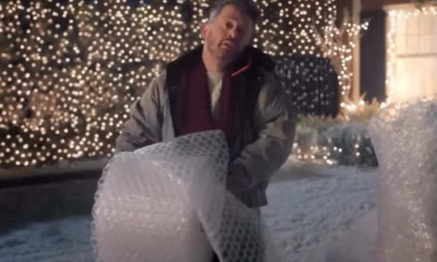 Macaulay Culkin revive a Kevin McCallister en un nostálgico comercial navideño: “Home But Not Alone” 🎄