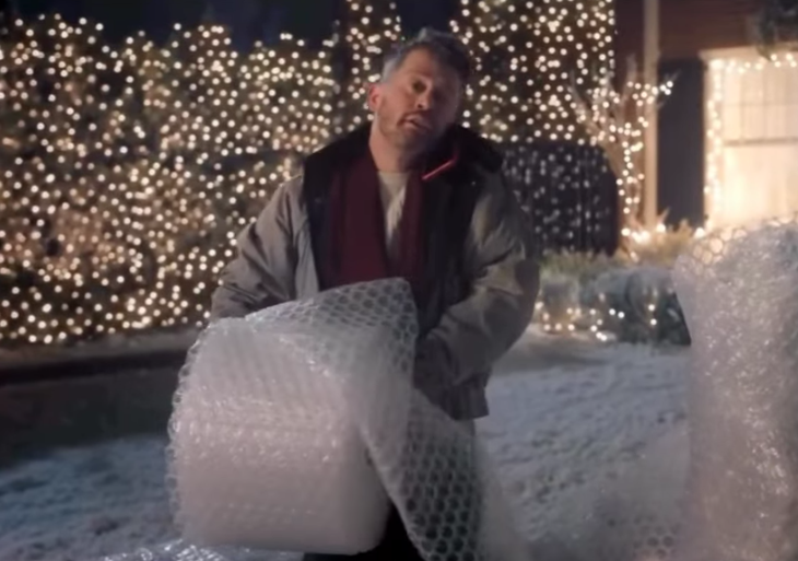 Macaulay Culkin revive a Kevin McCallister en un nostálgico comercial navideño: “Home But Not Alone” 🎄