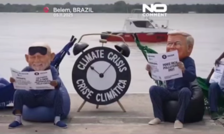 Activistas irrumpen en la COP30 con impactante performance: “Es hora de actuar, no de dormir”