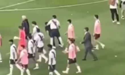 Maxi Salas pierde el control: golpeó el celular de un hincha tras la derrota en el clásico