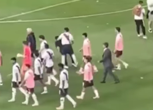 Maxi Salas pierde el control: golpeó el celular de un hincha tras la derrota en el clásico