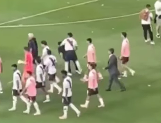 Maxi Salas pierde el control: golpeó el celular de un hincha tras la derrota en el clásico