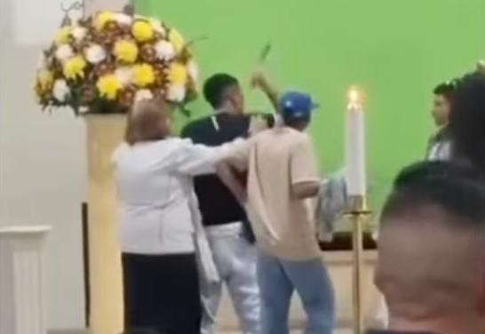 Pánico por pelea a cuchillo en plena misa