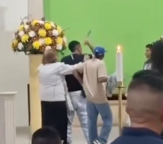 Pánico por pelea a cuchillo en plena misa