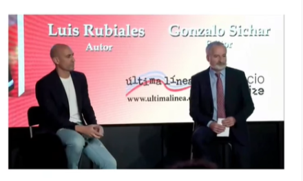 Lanzan huevos a Luis Rubiales durante la presentación de su libro ‘Matar a Rubiales’