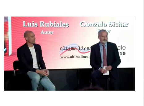 Lanzan huevos a Luis Rubiales durante la presentación de su libro ‘Matar a Rubiales’