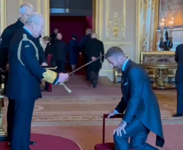 David Beckham es nombrado caballero por el rey Carlos III