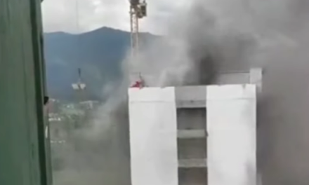 Un rescate de altura: su compañero lo rescata con grúa de un incendio