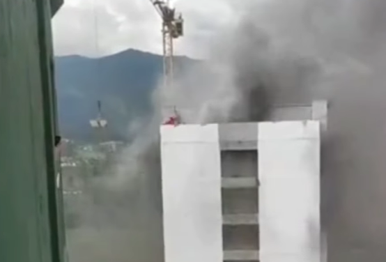 Un rescate de altura: su compañero lo rescata con grúa de un incendio