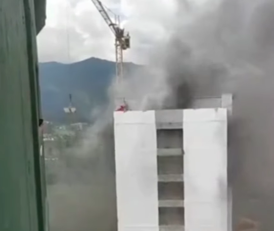 Un rescate de altura: su compañero lo rescata con grúa de un incendio