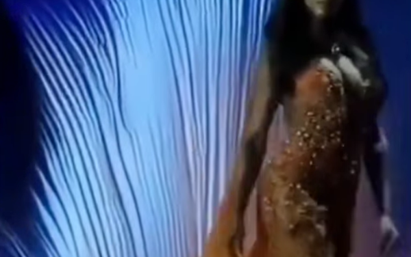 Tensión en Miss Universo 2025: Miss Jamaica sufre caída durante la preliminar y es retirada en camilla