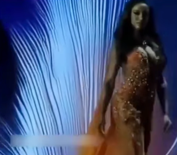 Tensión en Miss Universo 2025: Miss Jamaica sufre caída durante la preliminar y es retirada en camilla