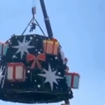 Muere instalando un gigantesco árbol de navidad