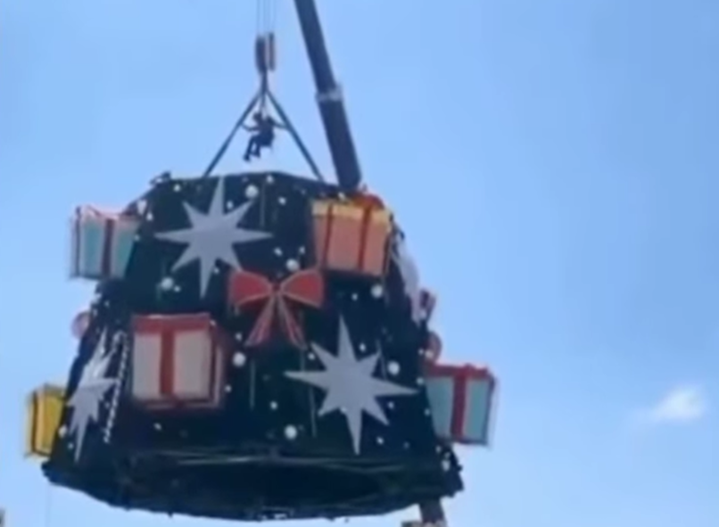 Muere instalando un gigantesco árbol de navidad
