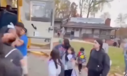 Niños huyen llorando de un autobús escolar en Charlotte por miedo a redadas: el impacto emocional que golpea a familias latinas