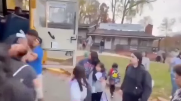 Niños huyen llorando de un autobús escolar en Charlotte por miedo a redadas: el impacto emocional que golpea a familias latinas