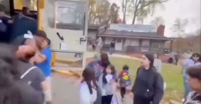 Niños huyen llorando de un autobús escolar en Charlotte por miedo a redadas: el impacto emocional que golpea a familias latinas