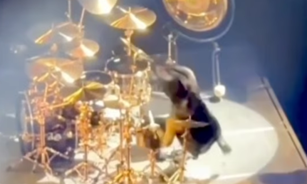El baterista de Maná sufre aparatosa caída en pleno concierto y se vuelve viral