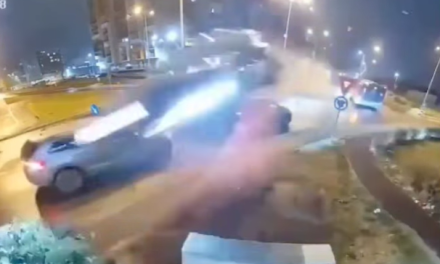 Impactante accidente en Rumania: un carro salió volando casi 10 metros y el conductor sobrevivió