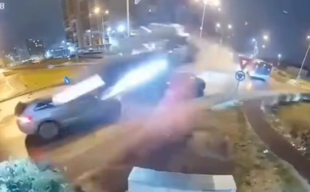 Impactante accidente en Rumania: un carro salió volando casi 10 metros y el conductor sobrevivió