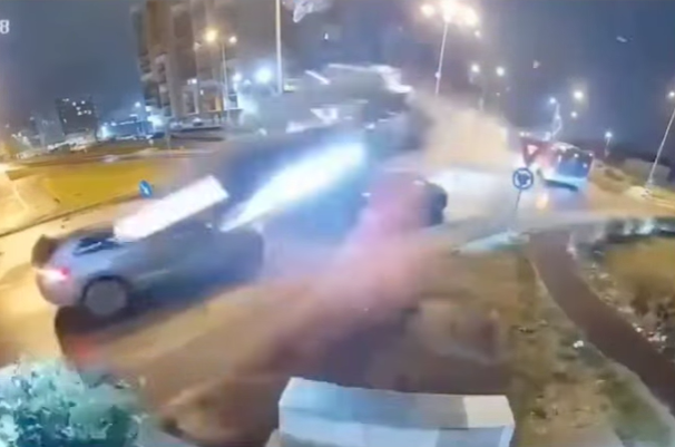 Impactante accidente en Rumania: un carro salió volando casi 10 metros y el conductor sobrevivió