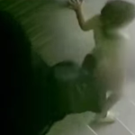 A prisión en tras hacer caer a su hija de 3 años por la escalera, de una patada