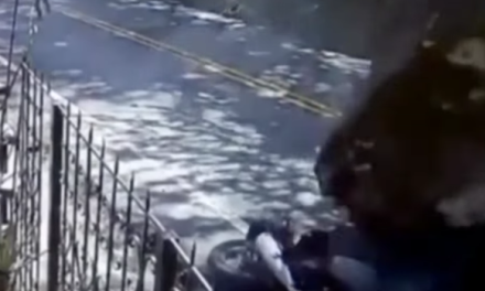 GIGANTESCA ROCA CAE SOBRE UNA VÍA EN DABEIBA Y APLASTA UNA MOTO; CONDUCTOR SE SALVA DE MILAGRO HT DABEIBA / HT ANTIOQUIA