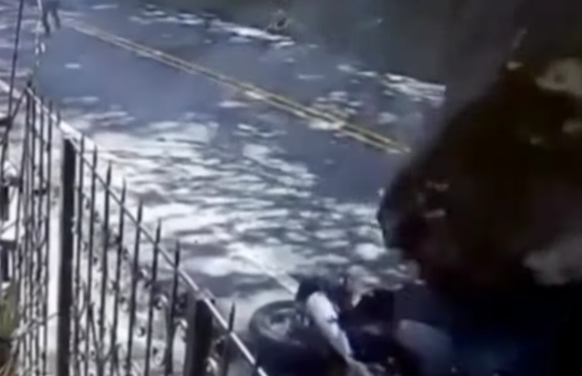 GIGANTESCA ROCA CAE SOBRE UNA VÍA EN DABEIBA Y APLASTA UNA MOTO; CONDUCTOR SE SALVA DE MILAGRO HT DABEIBA / HT ANTIOQUIA
