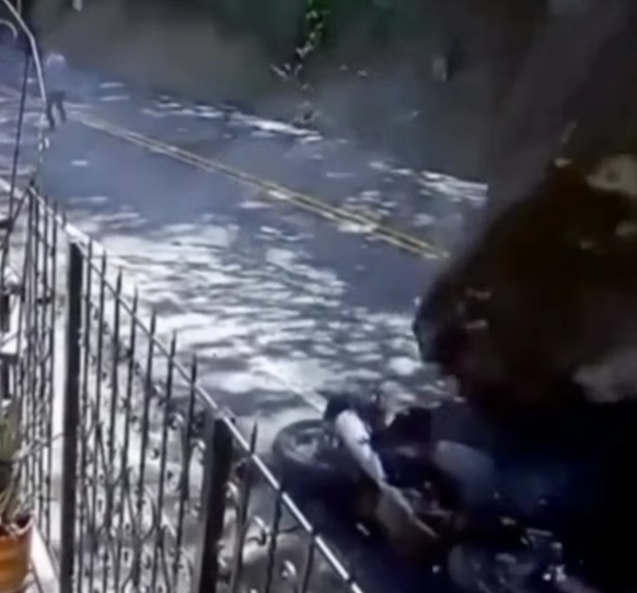 GIGANTESCA ROCA CAE SOBRE UNA VÍA EN DABEIBA Y APLASTA UNA MOTO; CONDUCTOR SE SALVA DE MILAGRO HT DABEIBA / HT ANTIOQUIA