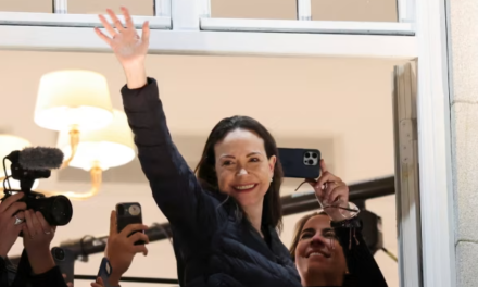 María Corina Machado saluda desde un balcón en Oslo y simpatizantes entonan el himno venezolano