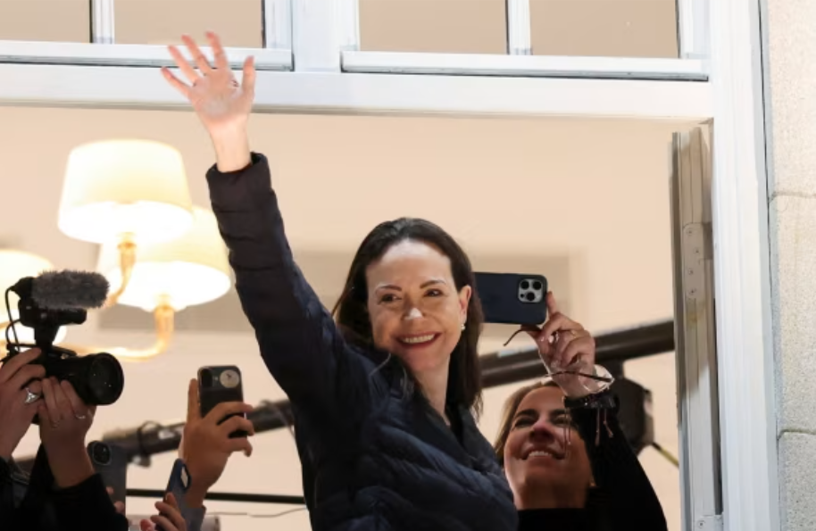 María Corina Machado saluda desde un balcón en Oslo y simpatizantes entonan el himno venezolano