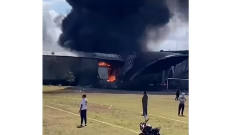 Avioneta se estrella contra edificio en Toluca y deja 10 personas muertas