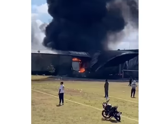 Avioneta se estrella contra edificio en Toluca y deja 10 personas muertas