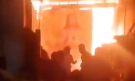  Cuadro con la imagen de Jesús permanece intacto en incendio