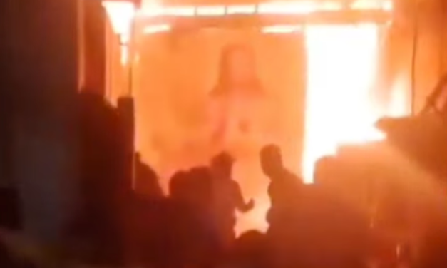  Cuadro con la imagen de Jesús permanece intacto en incendio