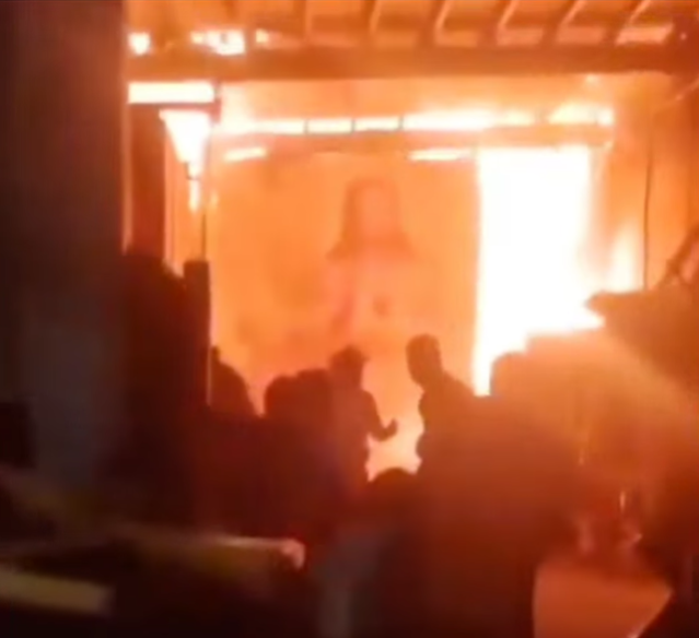  Cuadro con la imagen de Jesús permanece intacto en incendio