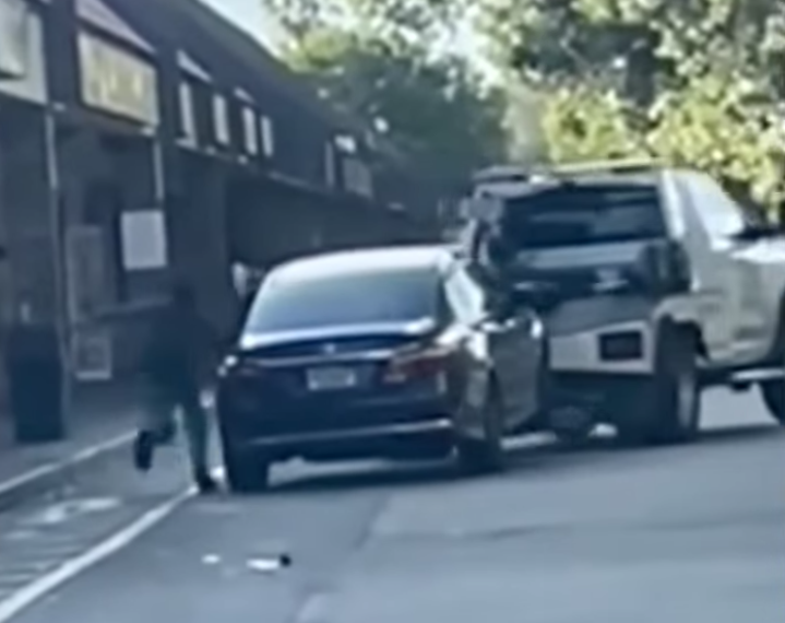 Conductor de grúa es arrestado tras llevarse un auto con una niña de 4 años dentro