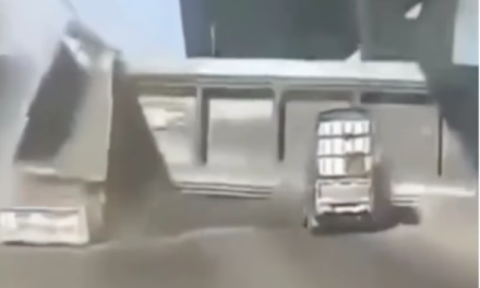 Camión tumba puente peatonal, deja un muerto en carretera de Tailandia