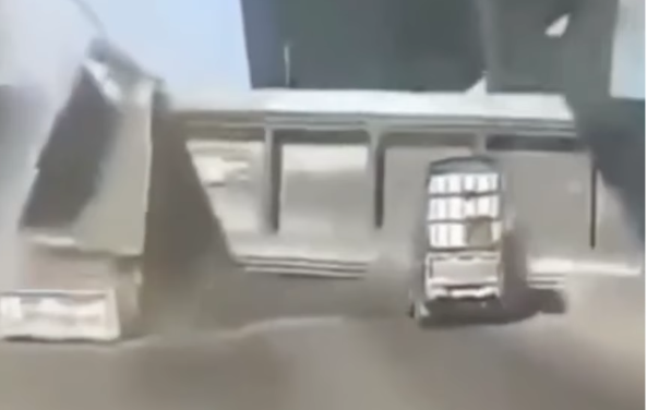 Camión tumba puente peatonal, deja un muerto en carretera de Tailandia